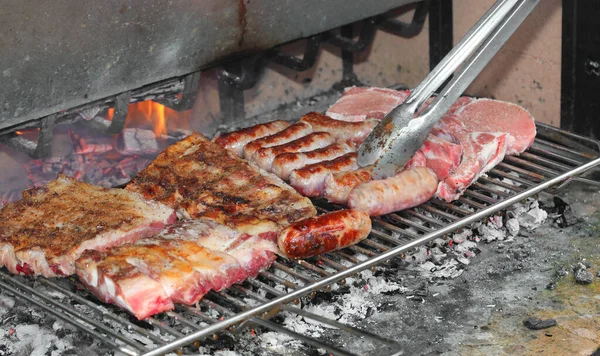 Gegrilde Barbecue Koken Met Worst Spareribs Gekookt Vlammende Emmers — Stockfoto