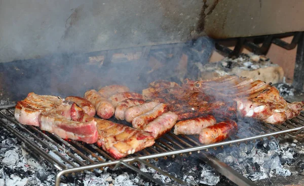 바비큐 소시지 돼지고기 갈비의 커다란 금속그릴 빛나는 위에서 요리되었다 — 스톡 사진