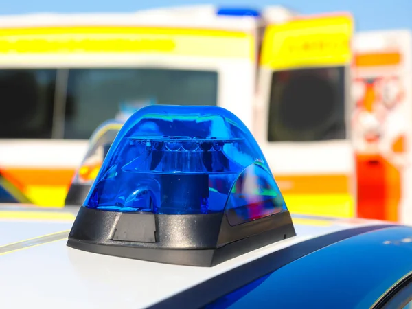 Blauw Knipperlicht Van Politieauto Met Achtergrond Van Een Ambulance Tijdens — Stockfoto