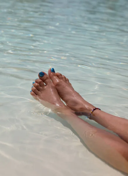 Hosszú Lábak Lány Lábak Színes Körömlakk Trópusi Vízben — Stock Fotó