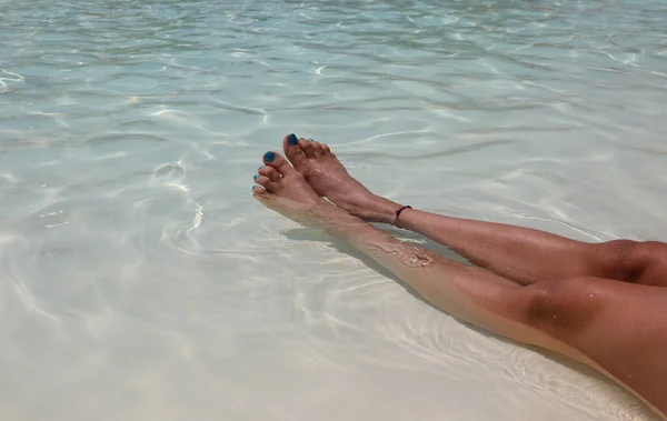 Dlouhé Nohy Dívky Nohama Barevným Lakem Nehty Tropické Vodě Létě — Stock fotografie