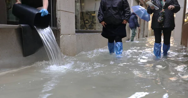 Высокая Вода Венеции Севере Италии Время Люди Опустошают Воду Магазинов — стоковое фото