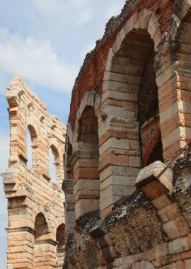 İtalya 'nın kuzeydoğusundaki Veneto bölgesindeki Verona şehrindeki Arena adlı antik Roma amfitiyatrosunun ayrıntıları
