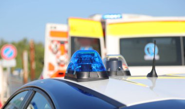 Trafik kazası ve ambulanstan sonra polis arabasının mavi sireni.