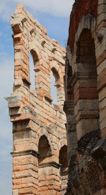 İtalya 'nın kuzeydoğusundaki Veneto bölgesindeki Verona şehrindeki Arena adlı antik Roma amfitiyatrosunun ayrıntıları