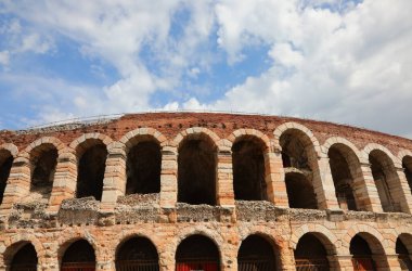 Kuzey İtalya 'nın Veneto bölgesindeki Verona şehrinde Arena adında çok eski bir Roma amfi tiyatrosu.