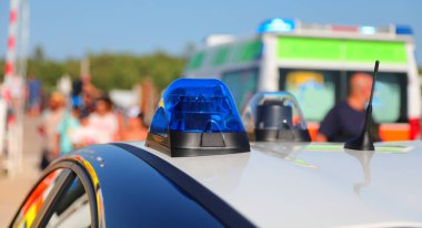 Trafik kazası ve ambulanstan sonra polis arabasının mavi sireni.