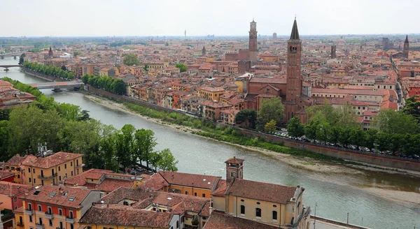 Панорамний Вид Міста Верона Італії Річки Adige Дзвіниця Базиліки Santa — стокове фото
