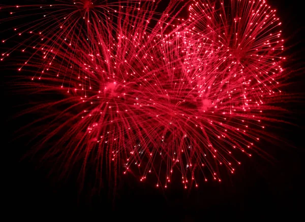 夜のお祝いの間に巨大な花火からのカラフルな激しい火花 — ストック写真