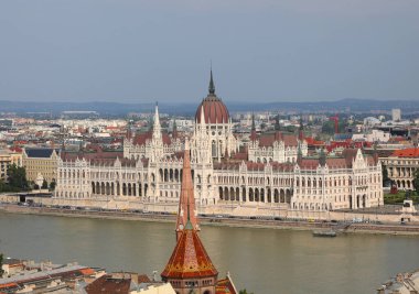 Budapeşte, B, Macaristan - 18 Ağustos 2023: Parlamento binası ve Buda Kalesi 'nden Tuna Nehri