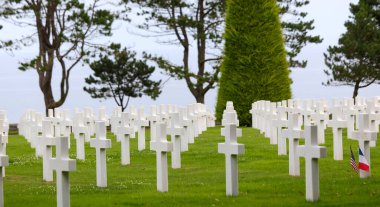 Colleville-sur-Mer, FRA, Fransa - 21 Ağustos 2022: Amerikan Askeri Mezarlığı ve askerlerin mezarları üzerinde birçok haç