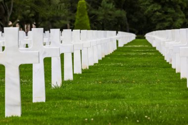 Colleville-sur-Mer, FRA, Fransa - 21 Ağustos 2022: Amerikan Askeri Mezarlığı ve askerlerin mezarları üzerinde birçok haç