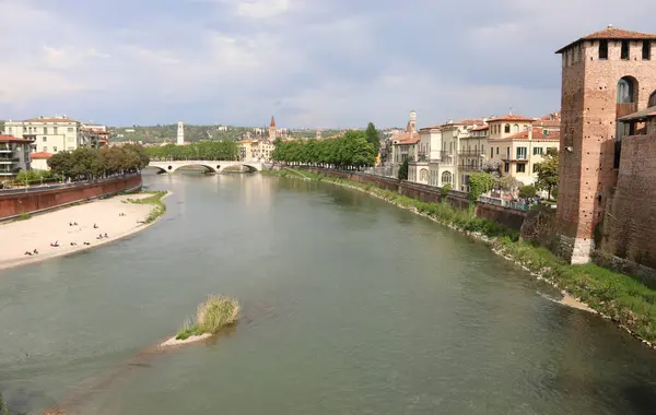 Верона Італія Квітня 2023 Річка Під Назвою Adige Стародавній Палац — стокове фото