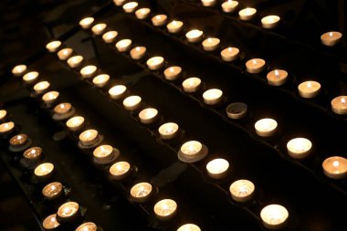 Tanrı 'nın kilisesindeki dini ayin sırasında hacıların ateşiyle yaktığı adak mumları.