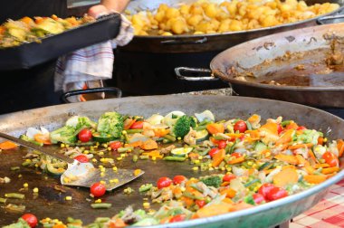 Orta Avrupa mutfağının tipik yemekleri sebze, brokoli, lahana, mısır ve havuç ile köy festivalindeki tezgahın dev tenceresinde.