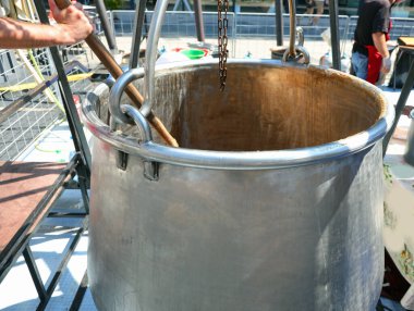 Şehir merkezindeki köy festivali sırasında gulaş hazırlamak için büyük bir kap.