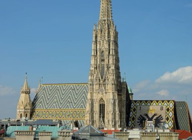 Avusturya, Viyana 'daki Aziz Stephen Katedrali' nin çatı ve çan kulesi ve Habsburg-Lorraine armalı çift kartal amblemi.