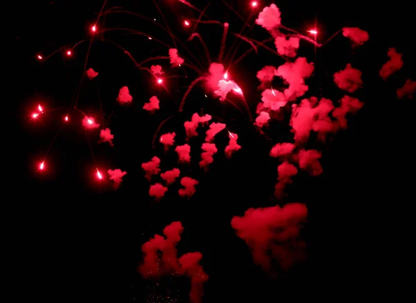 Красочные Взрывы Огромных Фейерверков Время Празднеств Ночью — стоковое фото