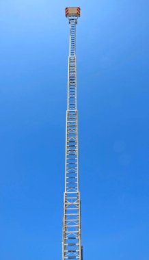 Egzersiz sırasında itfaiye merdiveninin çok uzun metal merdiveni.