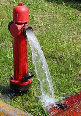 Kırmızı yol musluğu ve ferahlatıcı su bol bol dışarı çıkar.