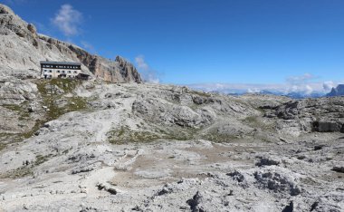 İtalyan Alpleri 'ndeki Dolomitler' in dağ sırasındaki ay manzarasına benzeyen taş plato.