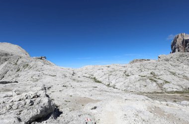 İtalyan Alpleri 'ndeki Dolomitler' in dağ sırasındaki ay manzarasına benzeyen taş plato.