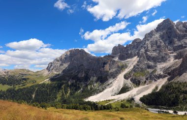 Kuzey İtalya 'daki İtalyan Dolomitleri dağlarının altındaki Avrupa Alplerinde VENEGIA VALLEY Panoraması