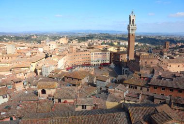 İtalya 'daki Siena şehrinin en üst görüntüsü DEL MANGIA ve Palio Meydanı adlı kuleyle