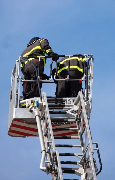 Два Пожарных Крыше Пожарной Машины Время Учений — стоковое фото
