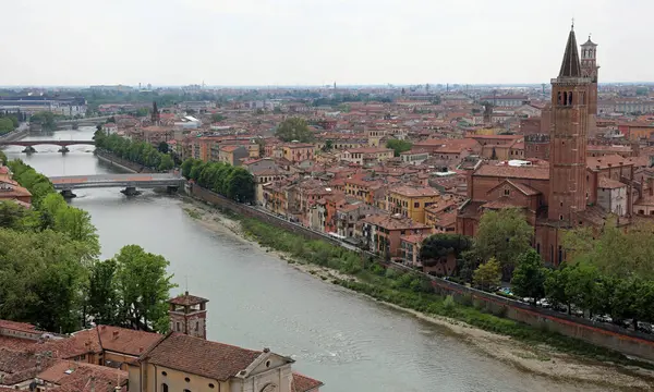 イタリアのヴェローナ市とAdige川のセント アナスタシアの古代バシリカ — ストック写真