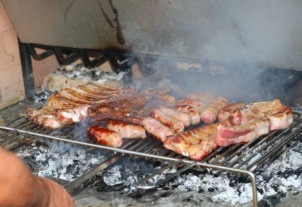 Gran Parrilla Metal Barbacoa Aire Libre Salchichas Costillas Cerdo Cocinadas —  Fotos de Stock