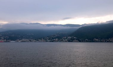 Korsika 'daki Bastia limanına vardığınızda yolcu gemisiyle güneş doğarken...