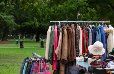 Bitpazarındaki tezgahta ikinci el kıyafetler ve yeni elbiseler.