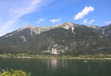 Yaz aylarında Avusturya 'nın Carinthia bölgesinde PreSEGER SEE ve Alpler dağ sıraları adı verilen Alp Gölü