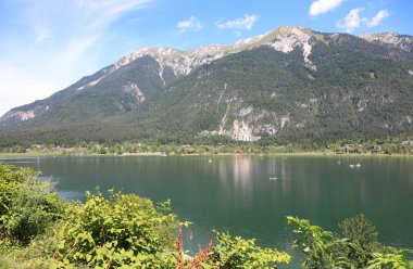 Yaz aylarında Avusturya 'nın Carinthia bölgesinde PreSEGER SEE ve Alpler dağ sıraları adı verilen Alp Gölü