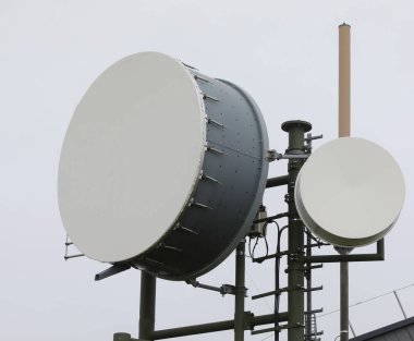 Telefon ve televizyon sinyallerinin iletimi için bir radyo bağlantısının parabolü