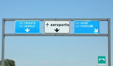 Otoyoldaki yol tabelası JEsolo veya Venedik havalimanı gibi İtalyan bölgelerine ulaşmak için