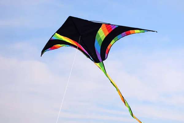 Cometa Multicolor Con Inserciones Negras Volando Libremente Cielo Azul —  Fotos de Stock
