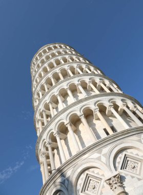 Pisa, PI, İtalya - 21 Ağustos 2019: Eğik Kule ve mavi gökyüzü