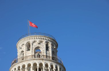 Pisa, PI, İtalya - 21 Ağustos 2019: Eğik Kule ve mavi gökyüzü