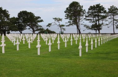 Colleville-sur-Mer, FRA, Fransa - 21 Ağustos 2022: Amerikan Askeri Mezarlığı ve askerlerin mezarlarında beyaz haçlar
