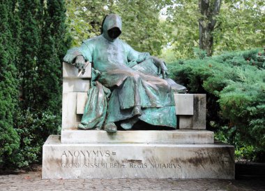 Budapeşte, B, Macaristan - 19 Ağustos 2023: Anonymus veya Bele Regis Notarius 'un Anonim Heykeli