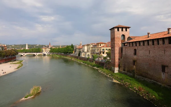 Верона Італія Квітня 2023 Річка Під Назвою Adige Стародавній Палац — стокове фото