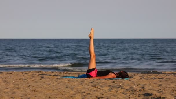 Fată Care Efectuează Exerciții Gimnastică Plajă Lângă Mare — Videoclip de stoc