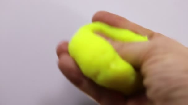 Hand Man Manipulerar Gummy Pasta För Lem Rehabilitering — Stockvideo