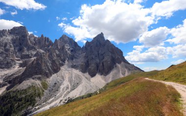 Kuzey İtalya 'daki İtalyan Dolomitleri dağlarının altındaki Avrupa Alplerinde VENEGIA VALLEY' in nefes kesici manzarası