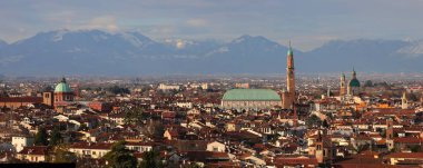 Vicenza şehrinin panoramik manzarası. En ünlü anıtlar ve evlerin çatıları.