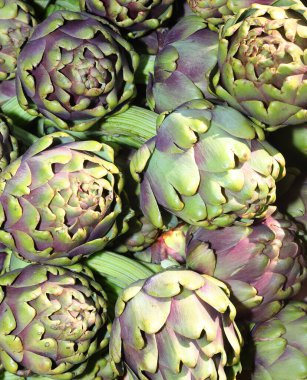 Pazarda satılık yeşil olgun enginarların arkaplanı