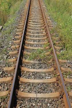 Uzun demir tren rayları sonsuzluğa dikey olarak insan olmadan gidiyor.