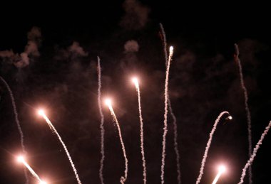 Akşamki şenlik sırasında büyük havai fişeklerin renkli patlamaları